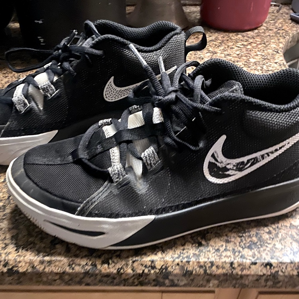 Nike Kid's Kyrie Flytrap Basketball Shoe